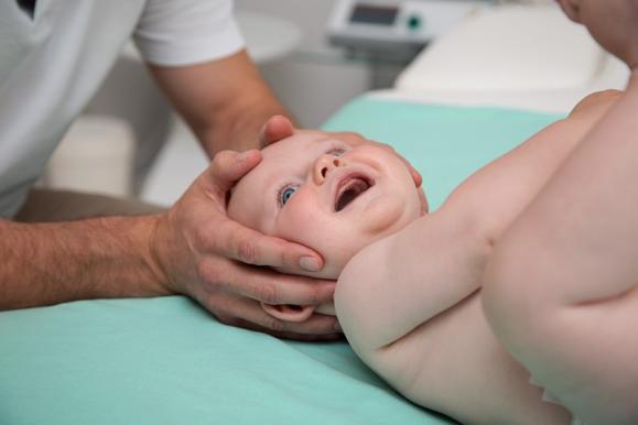 manipulation ostéopathe bébé